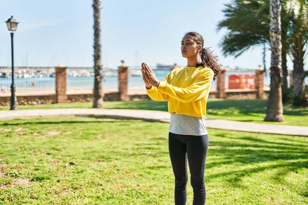 Jong Afrikaanse Amerikaanse Vrouw Training Yoga Oefening Park — Stockfoto