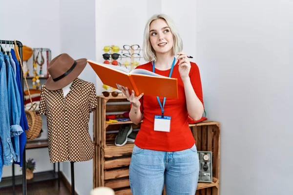 Giovane Donna Caucasica Sorridente Fiducioso Lavorare Negozio Abbigliamento — Foto Stock