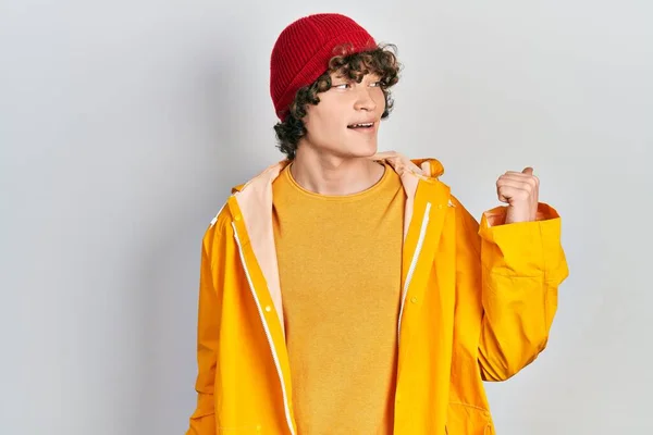 Bonito Jovem Vestindo Capa Chuva Amarela Sorrindo Com Rosto Feliz — Fotografia de Stock