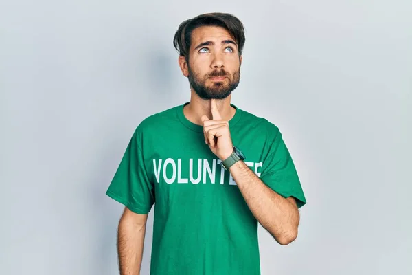 Jovem Hispânico Vestindo Shirt Voluntária Pensando Concentrou Dúvida Com Dedo — Fotografia de Stock
