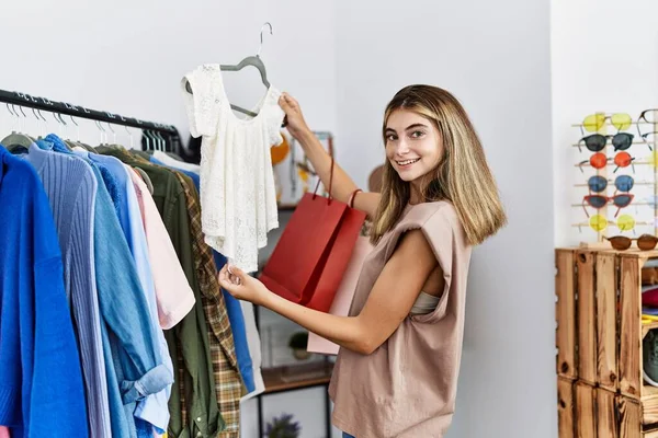 年轻的高加索女人带着自信的笑容在服装店购物 — 图库照片