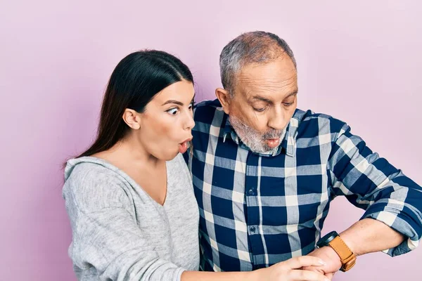 Latin Kökenli Baba Kız Günlük Kıyafetler Giyip Saate Bakıyorlar Endişeleniyorlar — Stok fotoğraf