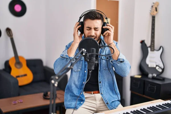 Jonge Spaanse Man Zingt Lied Muziekstudio — Stockfoto