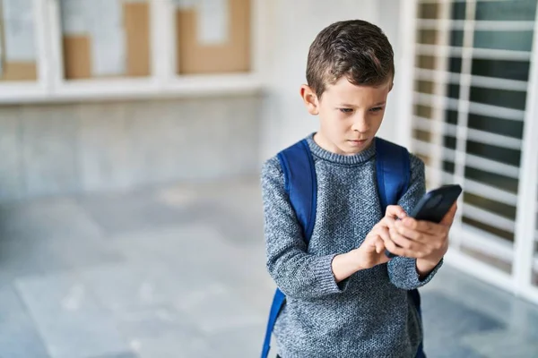 Ξανθός Μαθητής Παιδί Χρησιμοποιώντας Smartphone Στέκεται Στο Σχολείο — Φωτογραφία Αρχείου