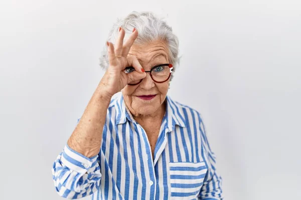 Senior Woman Grey Hair Standing White Background Doing Gesture Hand — ストック写真