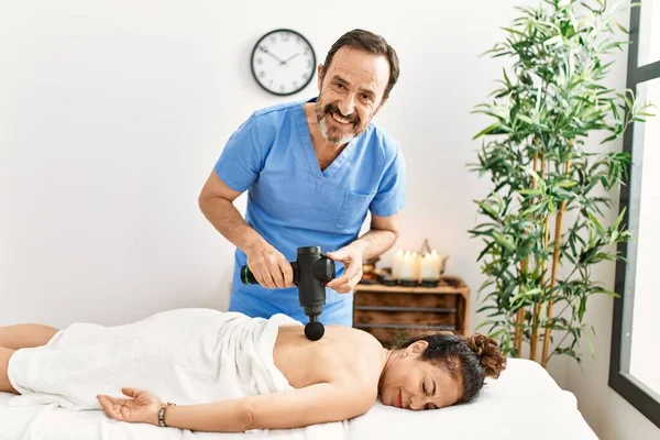 Uomo Donna Mezza Età Indossano Uniforme Terapeuta Avendo Sessione Massaggio — Foto Stock