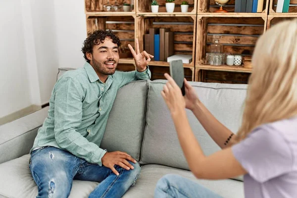 Mujer Joven Haciendo Foto Novio Usando Teléfono Inteligente Casa — Foto de Stock