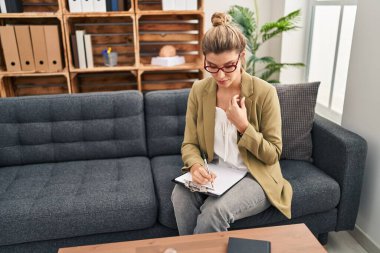 Genç sarışın kadın psikolog psikoloji merkezinde danışmanlık yapıyor.