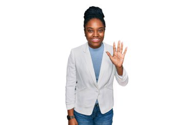 Genç afro-amerikan kadın iş kıyafetleri giyer ve parmaklarıyla 5 numarayı gösterirken kendinden emin ve mutlu gülümserken.. 