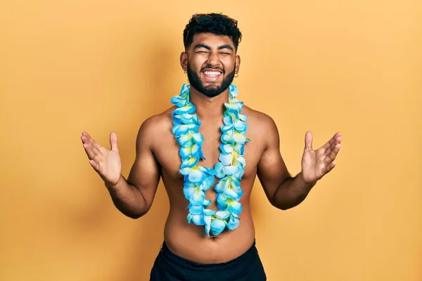 Hombre Árabe Con Barba Vistiendo Traje Baño Lei Hawaiano Celebrando — Foto de Stock