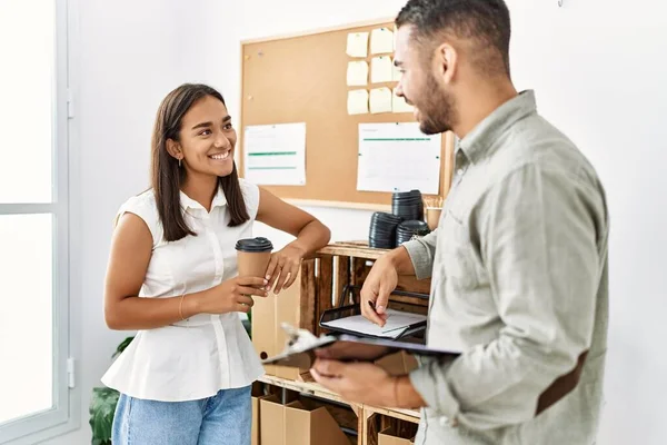 İki Latin iş adamı panoya yazı yazıp ofiste kahve içiyorlar..