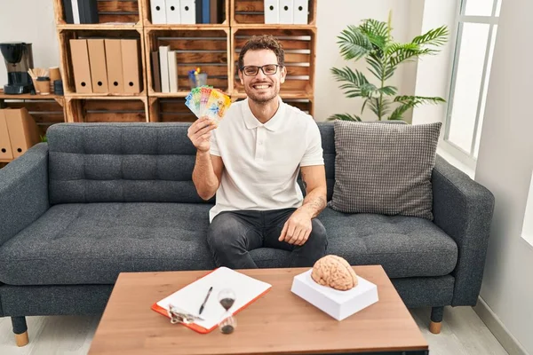 Junger Hispanischer Mann Mit Schweizer Franken Banknoten Psychologiezentrum — Stockfoto