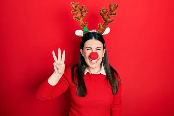 Jeune Femme Hispanique Portant Chapeau Noël Cerf Nez Rouge Montrant — Photo