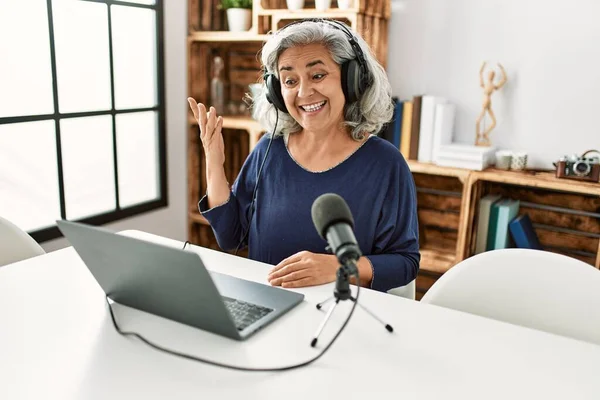 Mujer Pelo Gris Mediana Edad Sonriendo Feliz Trabajando Estudio Radio —  Fotos de Stock
