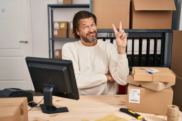 Przystojny Mężczyzna Średnim Wieku Pracujący Małym Biznesie Uśmiechający Się Szczęśliwą — Zdjęcie stockowe