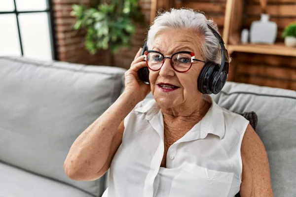 Femme Âgée Aux Cheveux Gris Écoutant Musique Assise Sur Canapé — Photo