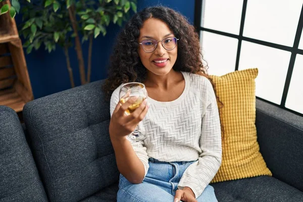 Jeune Femme Latine Buvant Champagne Assise Sur Canapé Maison — Photo