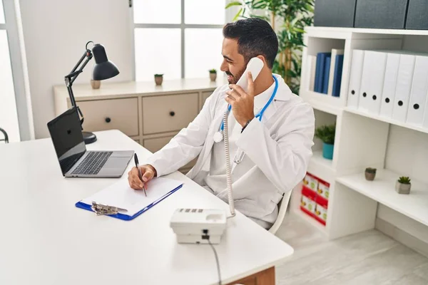 Ung Latinamerikan Man Klädd Läkare Uniform Talar Telefon Kliniken — Stockfoto