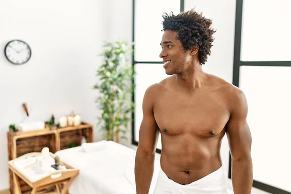 Joven Afroamericano Hombre Sin Camisa Con Toalla Pie Centro Belleza — Foto de Stock