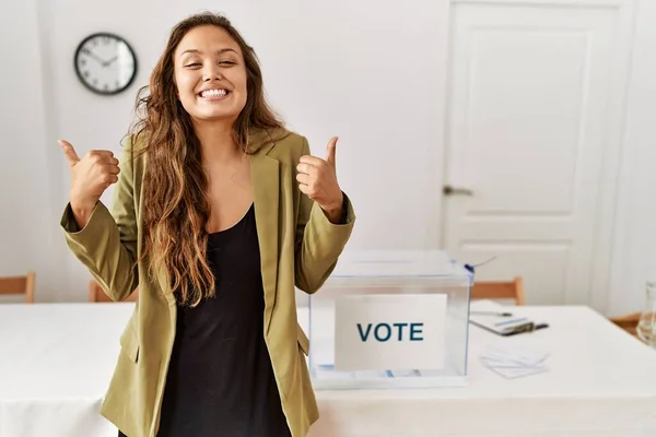 Hermosa Mujer Hispana Pie Sala Campaña Política Signo Éxito Haciendo —  Fotos de Stock