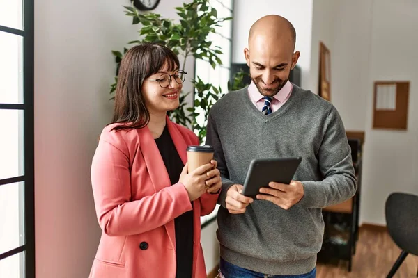 Due Imprenditori Ispanici Che Lavorano Con Laptop Bevono Caffè Ufficio — Foto Stock