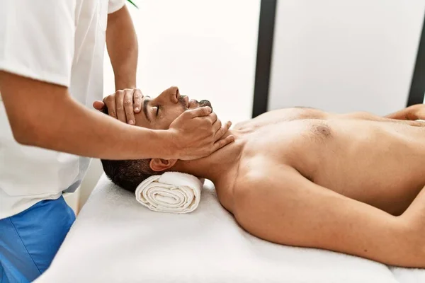 Två Latinamerikanska Män Terapeut Och Patient Som Har Ansiktsmassage Skönhetscentret — Stockfoto