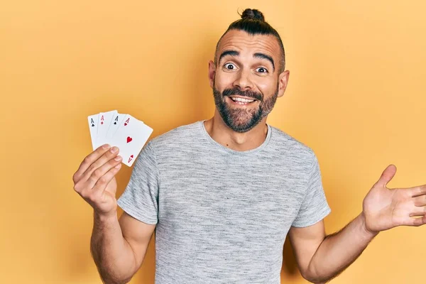 Genç Spanyol Poker Kartları Tutan Mutlu Bir Gülümsemeyle Zaferi Kutlayan — Stok fotoğraf