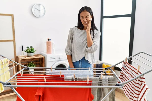 Jeune Femme Hispanique Mettre Une Blanchisserie Fraîche Sur Corde Linge — Photo