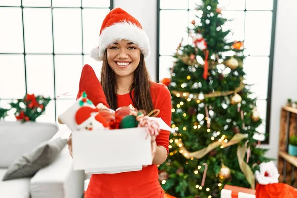 Νεαρή Λατίνα Γυναίκα Κρατώντας Χριστουγεννιάτικο Δέντρο Διακόσμηση Κουτί Στο Σπίτι — Φωτογραφία Αρχείου