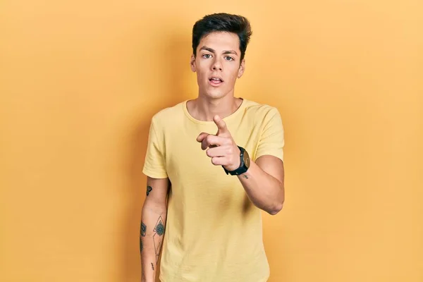 Joven Hombre Hispano Con Camiseta Amarilla Casual Señalando Disgustado Frustrado —  Fotos de Stock
