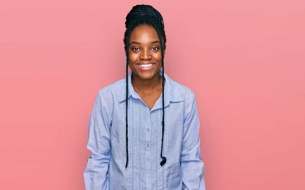 Jeune Femme Afro Américaine Portant Des Vêtements Décontractés Avec Sourire — Photo