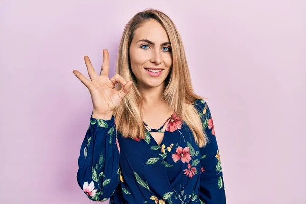 Młoda Kaukaska Kobieta Ubrana Luźne Ubrania Uśmiechnięta Pozytywnie Robiąca Znak — Zdjęcie stockowe