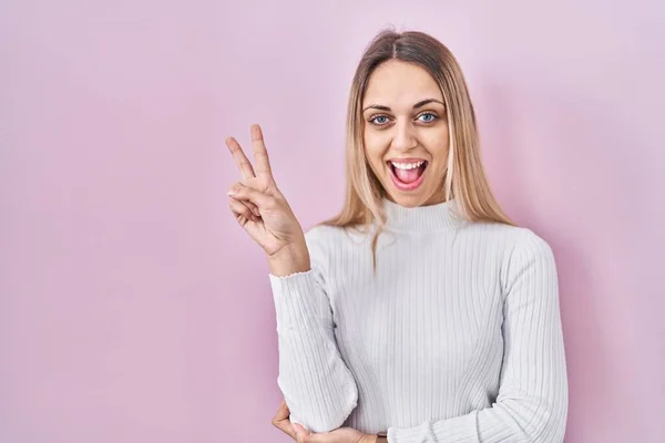 Young Blonde Woman Wearing White Sweater Pink Background Smiling Happy — Stock Photo, Image