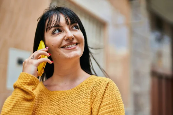 Genç Esmer Kadın Gülümsüyor Mutlu Bir Şekilde Telefonda Konuşuyor — Stok fotoğraf