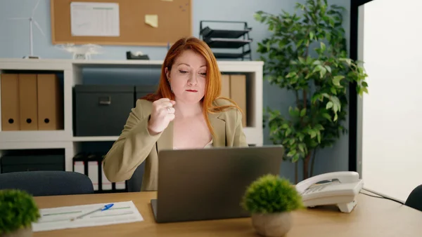 Молодая Рыжая Деловая Женщина Злится Используя Ноутбук Работающий Офисе — стоковое фото