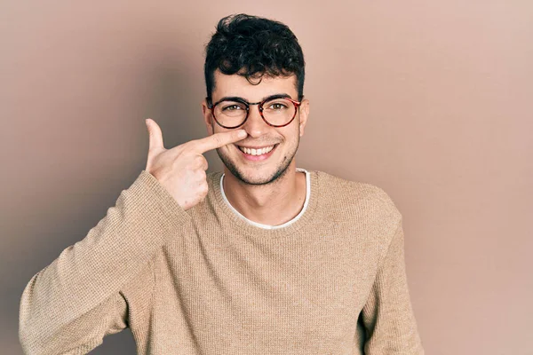 Jovem Hispânico Vestindo Roupas Casuais Óculos Apontando Com Mão Dedo — Fotografia de Stock