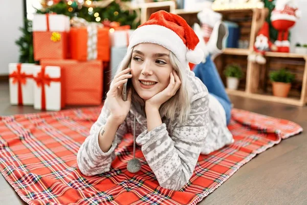 Jovem Caucasiana Vestindo Chapéu Natal Falando Smartphone Deitado Chão Casa — Fotografia de Stock