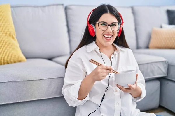 Jonge Spaanse Vrouw Die Thuis Naar Muziek Luistert Chinees Eet — Stockfoto