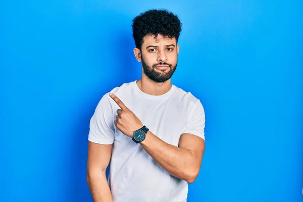 Jovem Árabe Homem Com Barba Vestindo Casual Camisa Branca Apontando — Fotografia de Stock