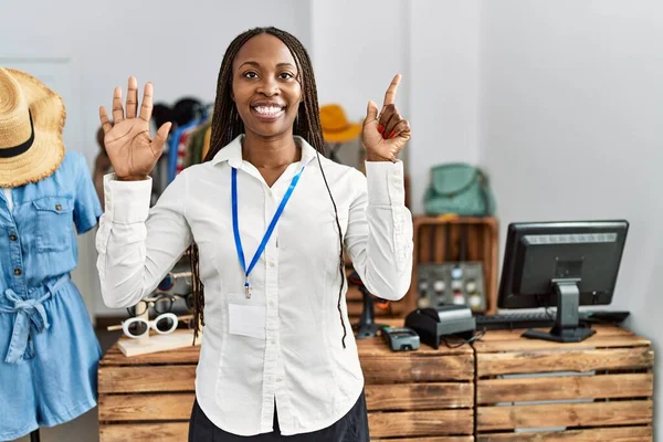 Schwarze Frau Mit Zöpfen Die Als Managerin Einer Boutique Arbeitet — Stockfoto