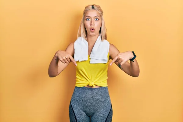 Beautiful Blonde Sports Woman Wearing Workout Outfit Pointing Fingers Showing — Stockfoto