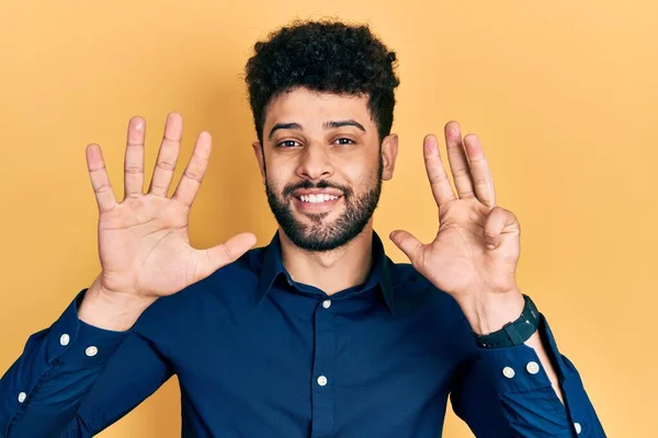 Junger Arabischer Mann Mit Bart Trägt Lässiges Hemd Und Zeigt — Stockfoto