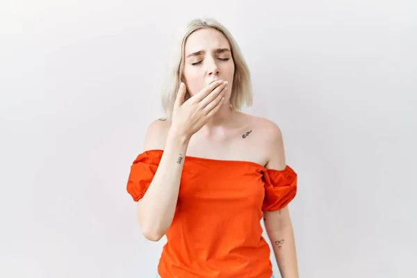 Young Caucasian Woman Standing Isolated Background Bored Yawning Tired Covering — Stock Photo, Image