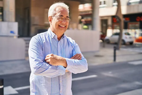 Uomo Anziano Sorridente Fiducioso Piedi Con Braccia Incrociate Gesto Strada — Foto Stock