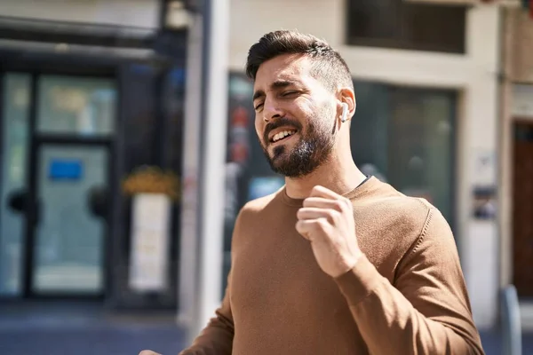 Young Hispanic Man Listening Music Dancing Park — Fotografia de Stock