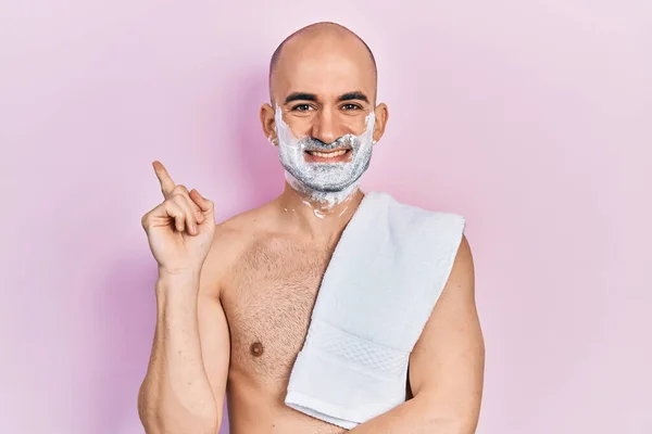 Joven Hombre Calvo Sin Camisa Barba Afeitar Con Espuma Sonriente — Foto de Stock