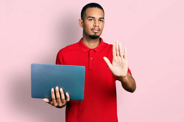 Jeune Homme Afro Américain Travaillant Aide Ordinateur Portable Avec Main — Photo