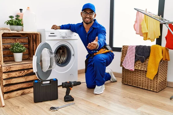 Çamaşır Makinesinde Çalışan Genç Hintli Teknisyen Neşeli Bir Gülümseme Ile — Stok fotoğraf