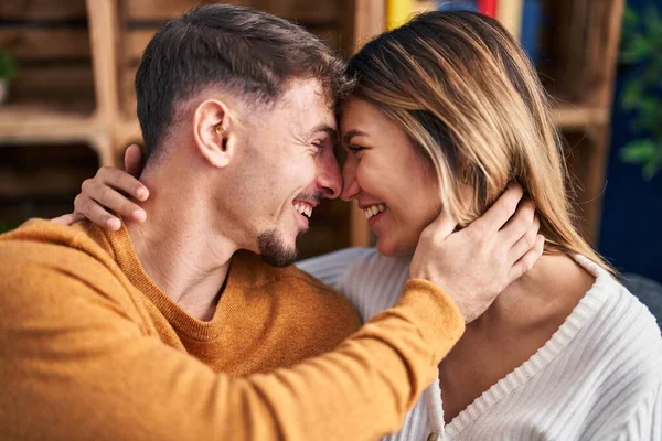 Jovem Homem Mulher Casal Abraçando Uns Aos Outros Sentado Sofá — Fotografia de Stock