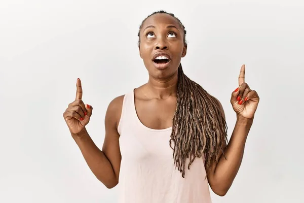 Femme Noire Avec Des Tresses Debout Sur Fond Isolé Étonné — Photo